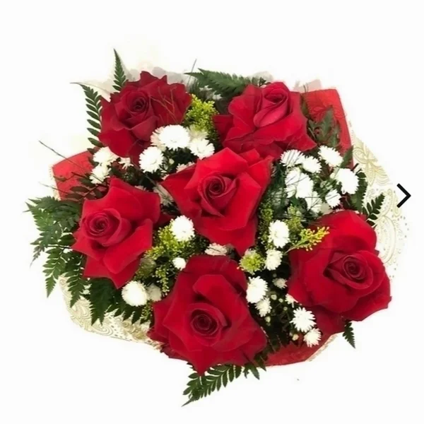Ramalhete 05 rosas vermelhas + Gipsofilas brancas